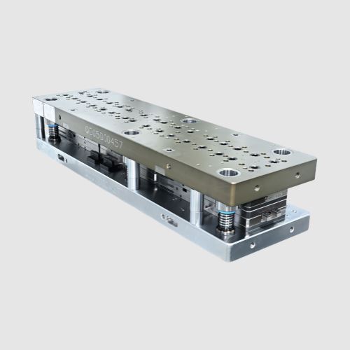 Die set with guide posts and bushings
